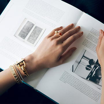 存在感のある「ヴァン クリーフ＆アーペル」の時計には繊細なゴールドブレスレットを