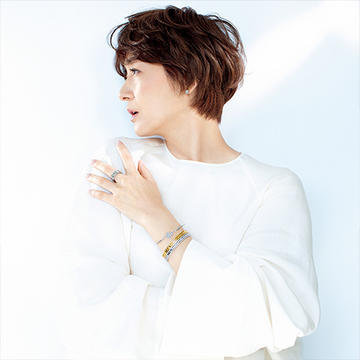 手首に彩りを添える「ダミアーニ」のクロスモチーフバングル