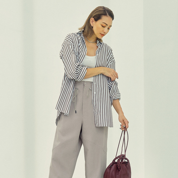 【村山佳世子さんの着こなしアイディア】薄手のストライプシャツでスマートに“はおり映え”