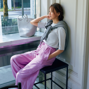 大人の夏は、肘にかけて細くなる「五分袖Tシャツ」を選んで二の腕をすっきり見せ！