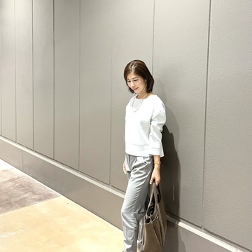 「ライトなグレー」と「濃いベージュ」コーデ