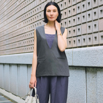 ノースリーブのレイヤードで涼しげな印象のまま奥行きのあるコーディネートに。最高気温30℃｜9/9(火)【50代の毎日コーデ】