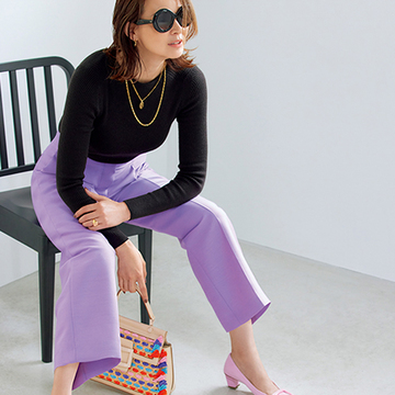 インパクトカラーのパンプスはパンツと同系色でつなげておしゃれな印象に！