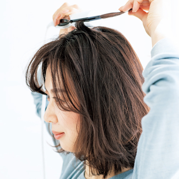 さりげなくボリュームを出す「トップのちょい巻き」テク【ストレートアイロンちょい巻きLESSON】