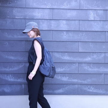 アクティブに動き回れる大人リュックコーデ