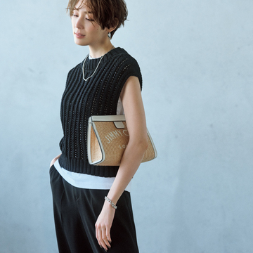 【50代に似合う黒×白】ラフな黒のショートジレでモノトーンコーデがぐんとこなれる！