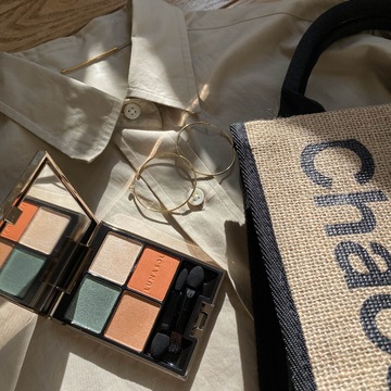 春色アイシャドウ×ベージュコーデ