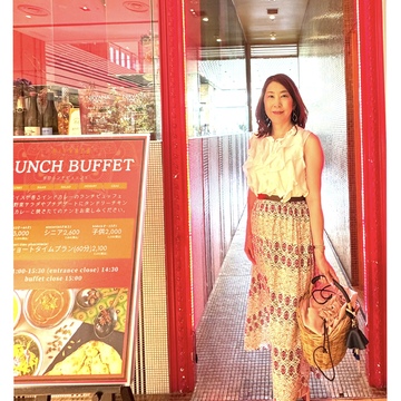 ZARAトーンアップも叶う夏のホワイト🤍フリルブラウスコーデで大人スパイス料理を楽しむ