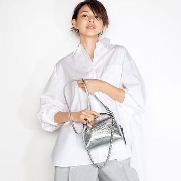 大人の着こなしのアクセントに最適！「GIANNI CHIARINI×éclat」のシルバーバッグ