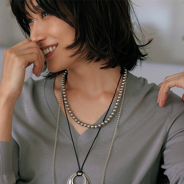 おしゃれ上級者確定！グレーのVネックニットにはシルバー×黒のネックレスが有効