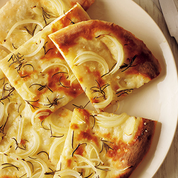 【春のピッツァ＆フォカッチャ】「玉ねぎとローズマリーの薄ピッツァ」のレシピ