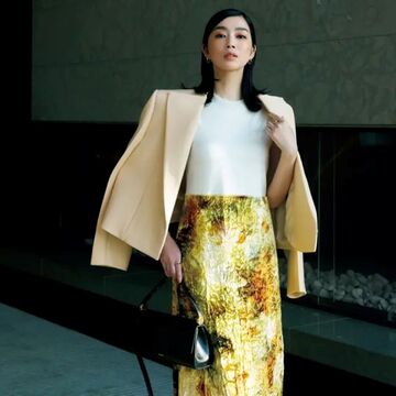 働く50代女性の知的で美しいビジネススタイル photo gallery