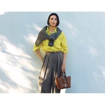 パワフルな印象のイエローシャツをブラウンパンツで都会的な大人の装いに導く。最高気温27℃｜4/19(土)【50代の毎日コーデ】