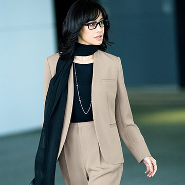 【着映える春スーツ】「ポール・スチュアート」の万能ベージュスーツはドレッシーなディテールで品格を