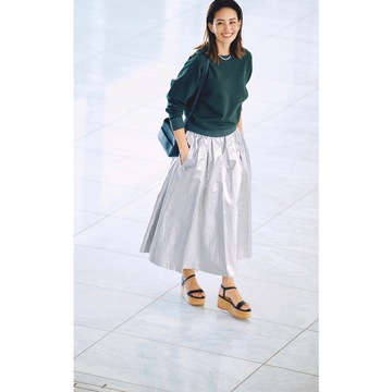 メタリックシルバー×マットな黒でつくるモダンなモノトーンコーデ。最低気温18℃｜6/2(日)【50代の毎日コーデ】