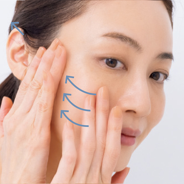 高密着クリームは「引き上げ塗り」で、均一にラッピング【アラフィー世代のシワケア】