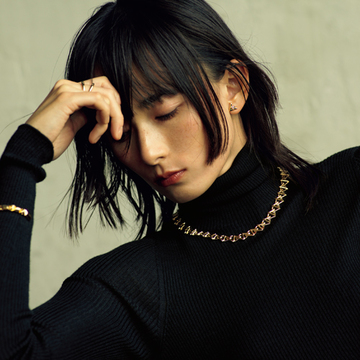 【大人のネックレス、復活！】ルイ・ヴィトンのイニシャルをグラフィカルに表現したゴールドネックレス