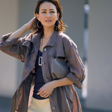 寂しくなったデコルテを華やかに見せる「極薄の透けシャツ」がおすすめ！