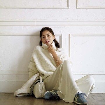 多彩な質感の白が生む大人の幸福感【柔和なオーラが香りたつ「まろやかリッチカラー」スタイル】