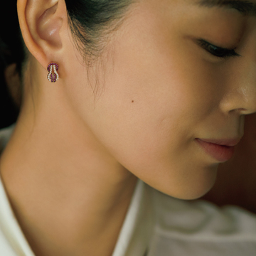 フレッドのピアスで、withマスクでもフェミニンな印象を演出！【ジュエリーブランドの小さなピアス】