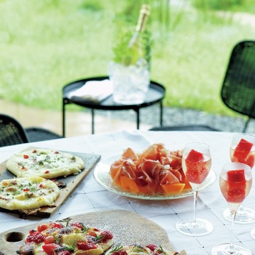 おしゃれな食卓に気分も上がる！休日の昼下がりに“フルーツと泡“【有元葉子さんのシャンパーニュとこの一皿】