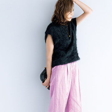 この秋に挑戦したいインパクトある「ピンクのパンツ」もタック入りで甘さ軽減