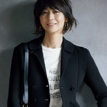 【富岡佳子 DIOR「バー」ジャケットをまとって】快適ニット素材で今らしく