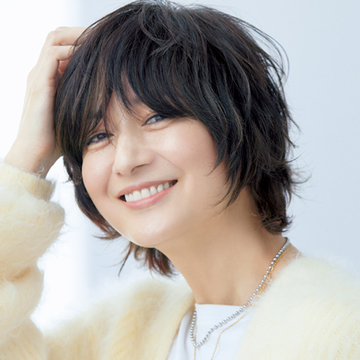 【富岡佳子さんの最新ヘア】ダブルバング×トップのパーマでこなれ感と女性らしさを