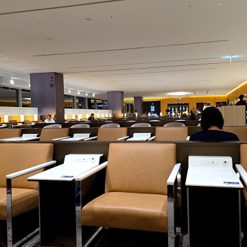 ラウンジと機内食など