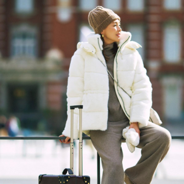 白ダウン×グレージュコーデで、真冬の旅もあたたか&華やかに！最低気温0℃｜2/1(日)【50代の毎日コーデ】