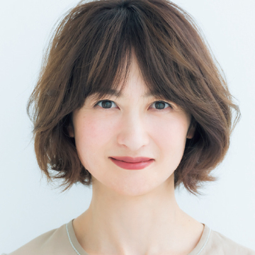 ＜おろし前髪スタイリング1＞「センター分け」でカジュアルにイメチェン！