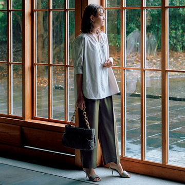 カーキのパンツはアイボリーのトップスで優美にシフト【洗練アースカラーコーデ】