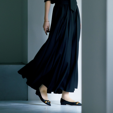 【50代が持つべき黒パンプス】輝くボールモチーフのモダンなパンプスでつま先に美しい緊張感を