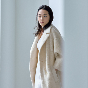 【スタイリスト・青木貴子の名品図鑑】冨永愛が着こなすアクリスの“テディコート”