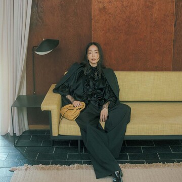 繊細なレースに大人の品格宿る。一枚でもインナーとしても活躍する「フリルブラウス」