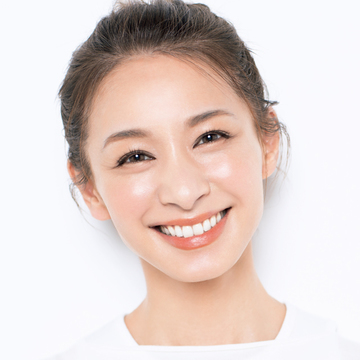 “お疲れ感”が目立ったら、「潤い下地」と「トーンアップ下地」の2つ使いで魅せ肌に