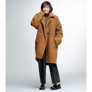 富岡佳子さんがまとう名品アウター「CINOH」のボアコート