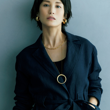 ナチュラルな黒のリネンジャケットは大ぶりアクセサリーでツヤ足し【全身ブラックのセオリー】