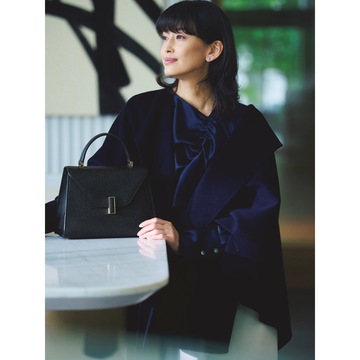 仕事始めはリュクスなネイビーブラウスで、凛とした装いに。気温11℃｜1/4(木)【50代の毎日コーデ】