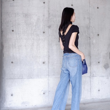 【ユニクロ】Tシャツで初夏の大人の肌見せ