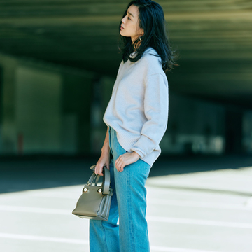 【50代をきれいに見せるデニムコーデ】厚手のデニムをタックインして腰まわりもすっきり見え！