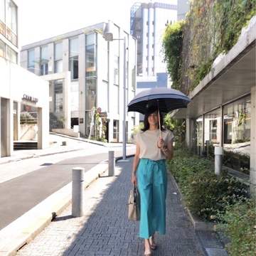 愛すべき一枚、華やかブルーパンツ