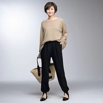 富岡佳子さんがまとう名品パンツ「Col Pierrot×éclat」とろみスリットリブパンツ