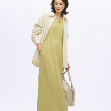 オフホワイト×クリームイエローのペアリングで秋のおしゃれをフレッシュに更新。最低気温12℃｜11/22(土)【50代の毎日コーデ】