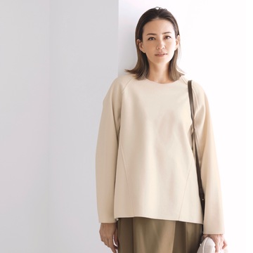 切り替えデザインのカットソートップスで、気張らないリラックスコーデに。気温11℃｜2/21(水)【50代の毎日コーデ】