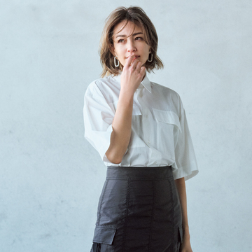 【50代に似合う黒×白】スポーティ&ツヤ素材が新鮮！ 黒のミリタリースカートでおしゃれ上手に