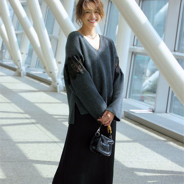 【この秋、本命はリュクスなグレー】ざっくりあぜ編みニットにほんのり透けるレースのあしらいがおしゃれ！