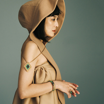 独創的な輝きと存在感を放つ「ヴァン クリーフ&アーペル」のジュエリー【板谷由夏×伊藤美佐季の「ドラマを生むジュエリー」】