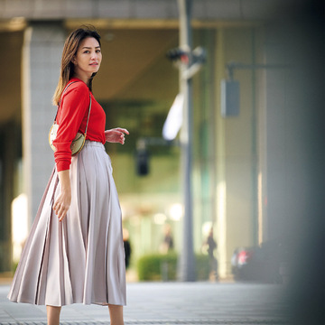 リュクスな光沢のある「ボックスプリーツスカート」で春のムード感高まる