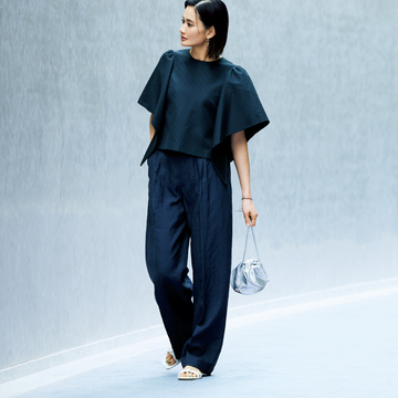 【美映えトップス×涼感パンツ】一枚で盛れるブラウスとキレのいいタックパンツの甘辛バランス